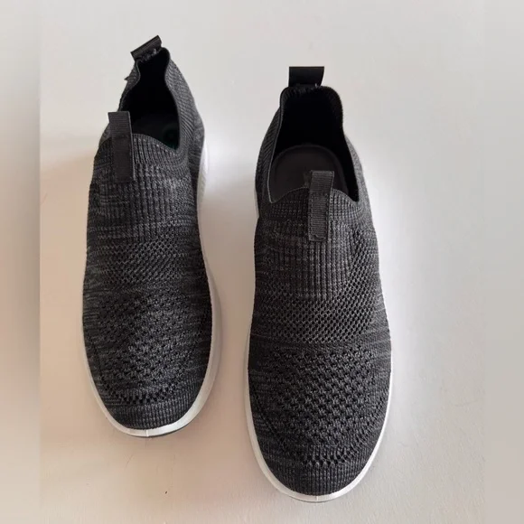 Tommy Bahama Slip Ons Knit Athletic Shoes, 8, Dark Gray NWOT - Picture 2 of 4